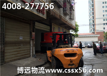 10噸大叉車配合地坦克 將設(shè)備遷移出門 10噸大叉車配合地坦克 將設(shè)備遷移出門