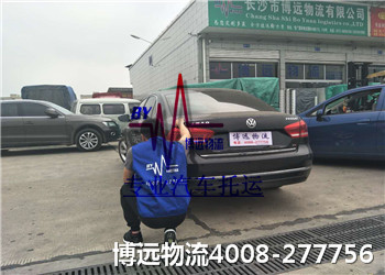 博遠(yuǎn)工作人員詳細(xì)檢查車輛外觀 博遠(yuǎn)工作人員詳細(xì)檢查車輛外觀