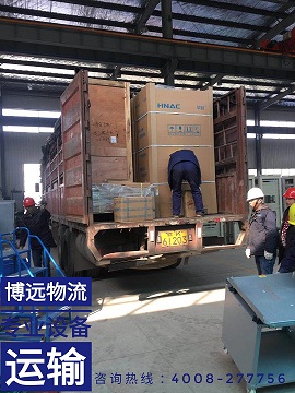 工作人員現(xiàn)場(chǎng)指揮裝車.jpg 工作人員現(xiàn)場(chǎng)指揮裝車.jpg