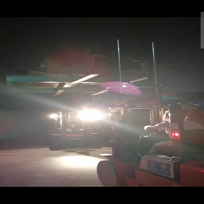 兩臺(tái)叉車(chē)配合運(yùn)輸.jpg 兩臺(tái)叉車(chē)配合運(yùn)輸.jpg