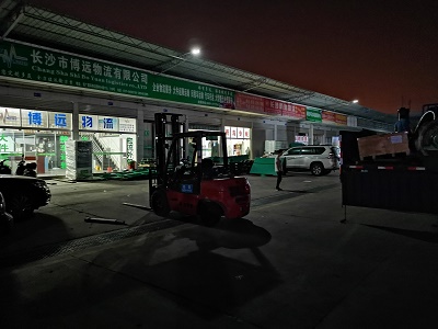 叉車(chē)準(zhǔn)備運(yùn)輸設(shè)備.jpg 叉車(chē)準(zhǔn)備運(yùn)輸設(shè)備.jpg